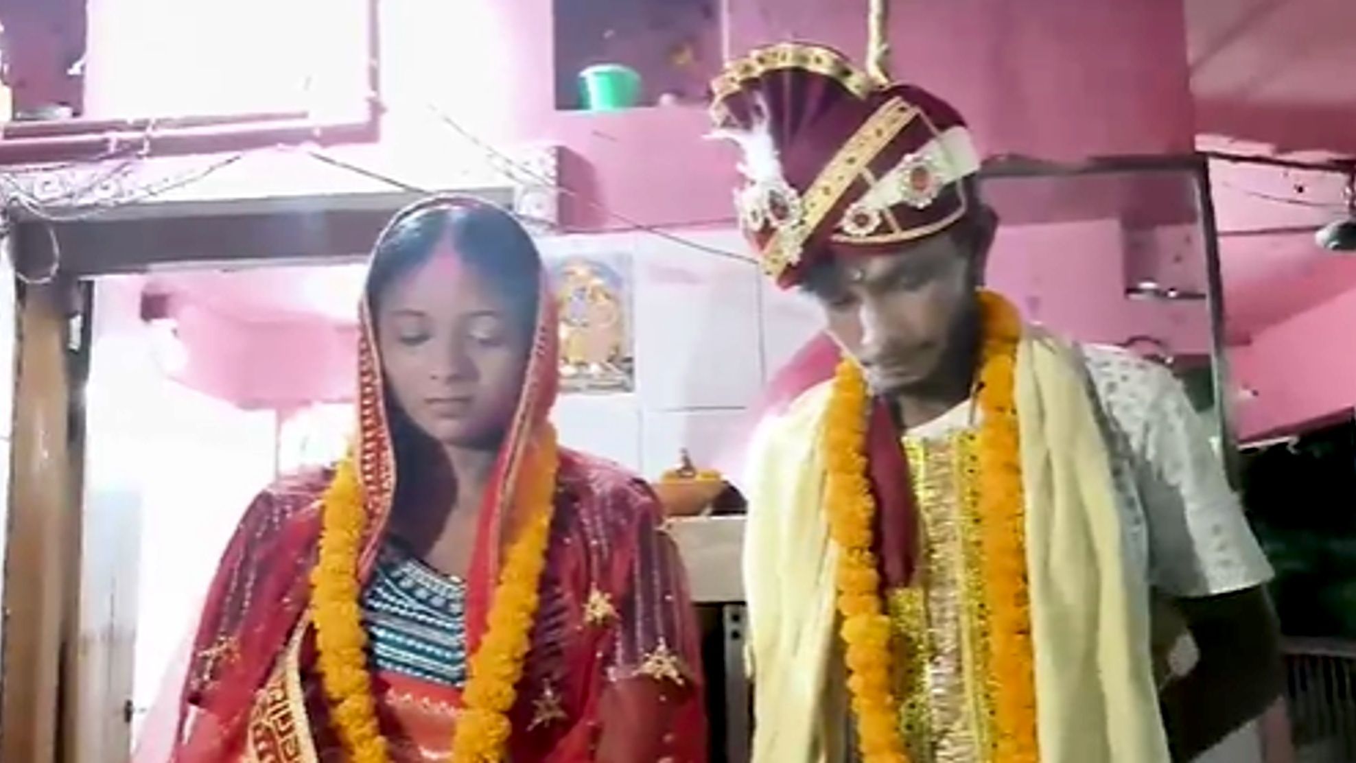 प्रेम प्रसंग से आजिज होकर मोहल्ले वालों ने मंदिर में कराई प्रेमी जोड़े की शादी