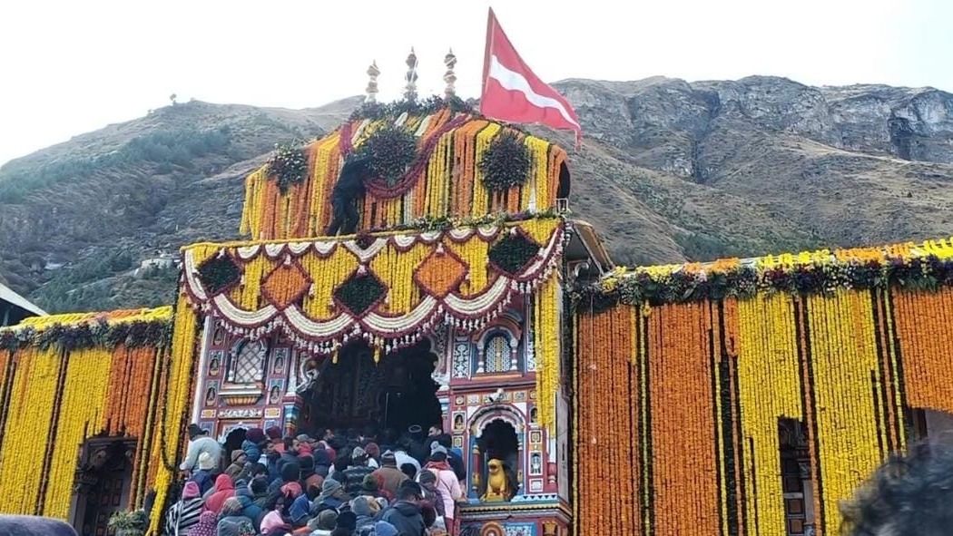 15 कुंतल से ज्यादा फूलों से हो रही सजावट