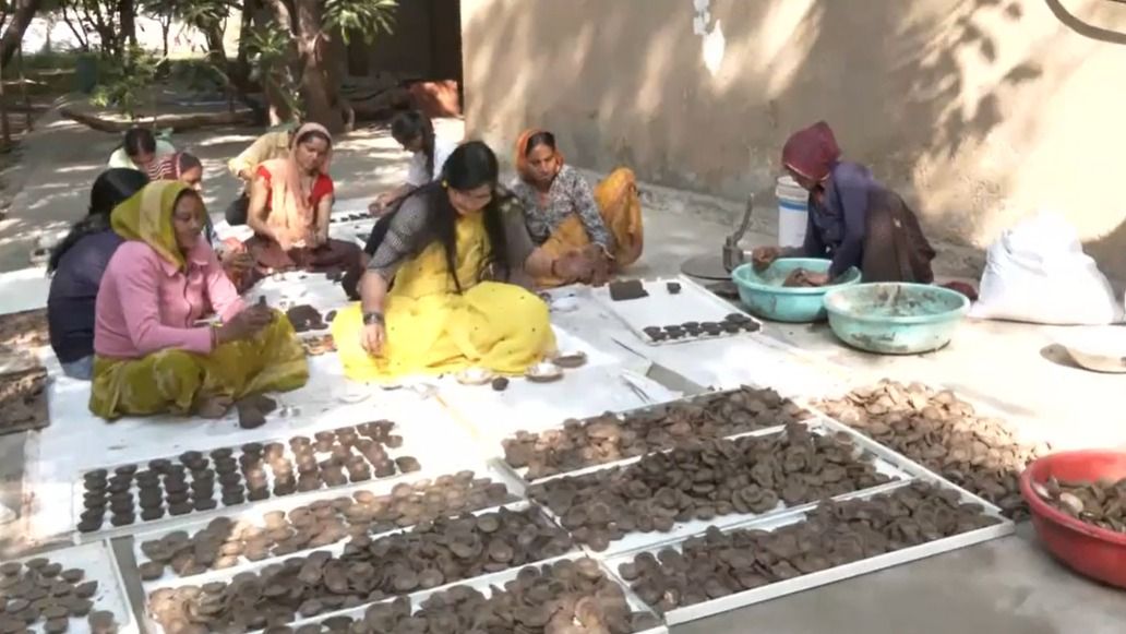 तैयार किए जा रहे दीपक