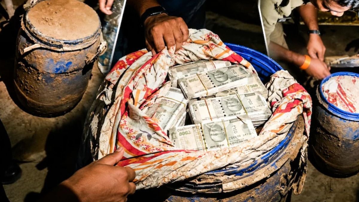 नीले ड्रम से निकला भर-भर के पैसा