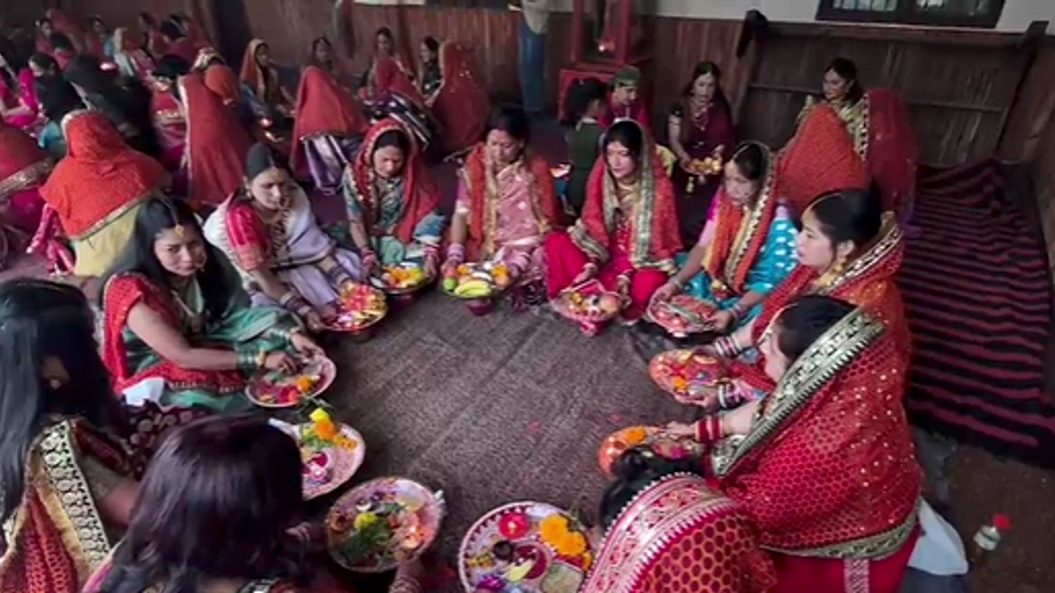 बाबा बागनाथ मंदिर में सुहागिन महिलाओं ने करवा चौथ की परंपरा निभाई