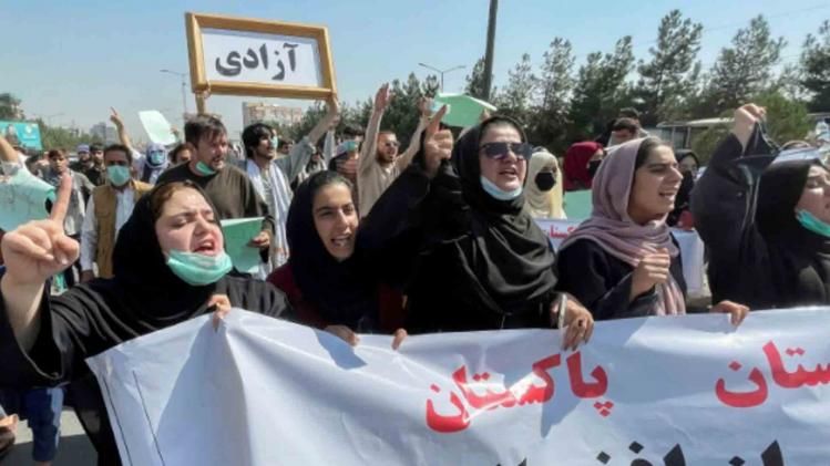  Afghan women take to the streets to demand their rights in Taliban rule