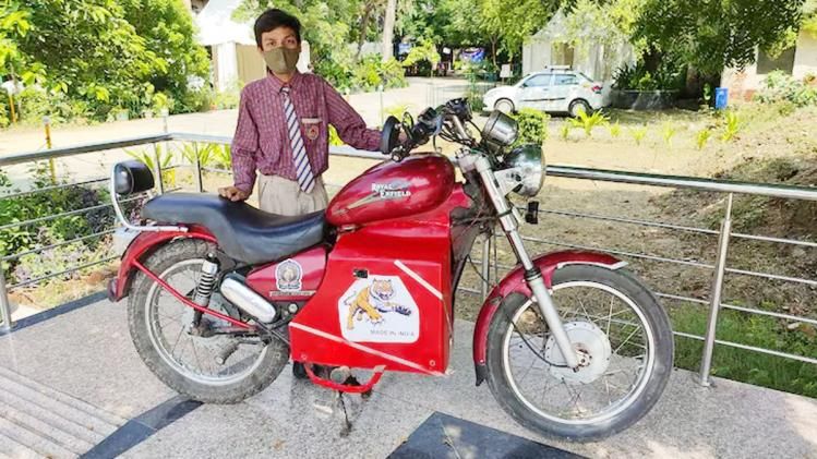9वीं के छात्र ने बनाई ई-बाइक, एक बार चार्ज करने पर चलेगी 100 किमी  (Photo: Aajtak/ Varun Sinha)