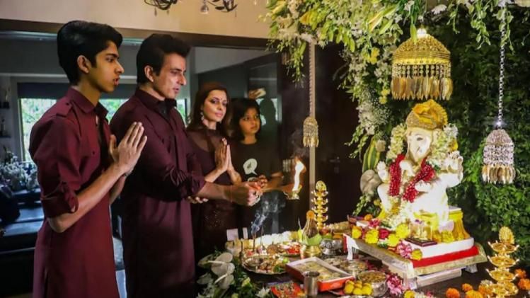 bollywood celebs with ganpati idol
