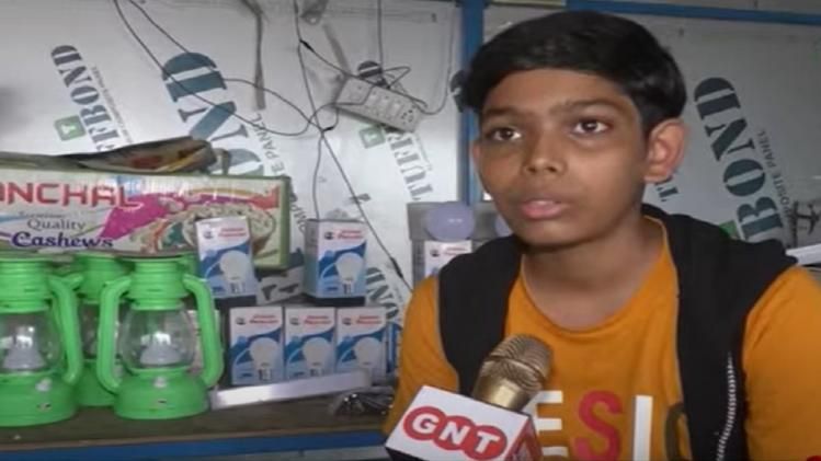 अमर प्रजापति चला रहे हैं LED का बिजनेस.