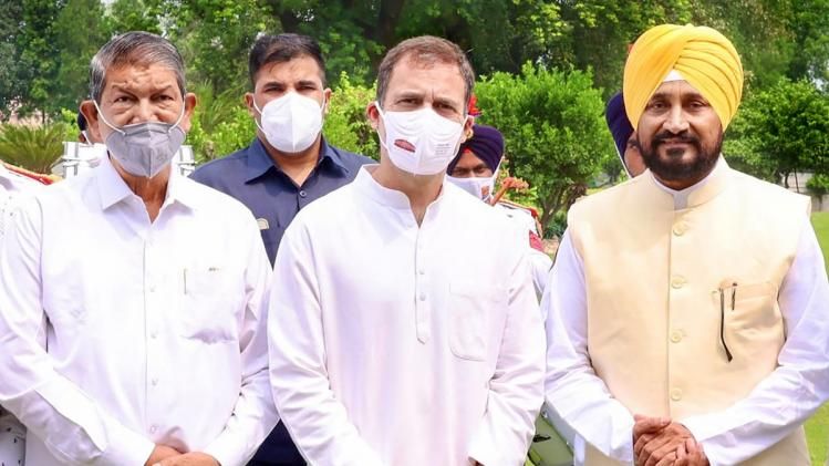 कांग्रेस नेता राहुल गांधी के साथ चरणजीत सिंह चन्नी. (फाइल फोटो-PTI)