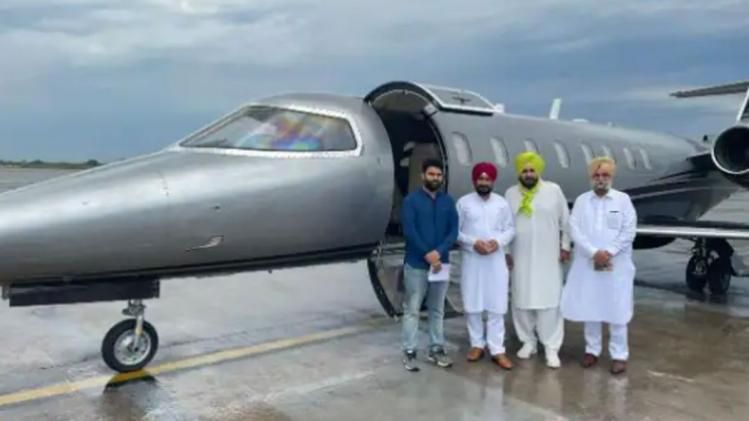 सीएम बनने के बाद पहली ही फ्लाइट पर घिरे चरणजीत सिंह चन्नी