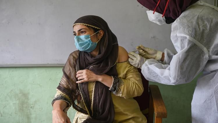 कश्मीर घाटी में रफ्तार पकड़ रहा है वैक्सीनेशन अभियान. (फोटो-PTI)