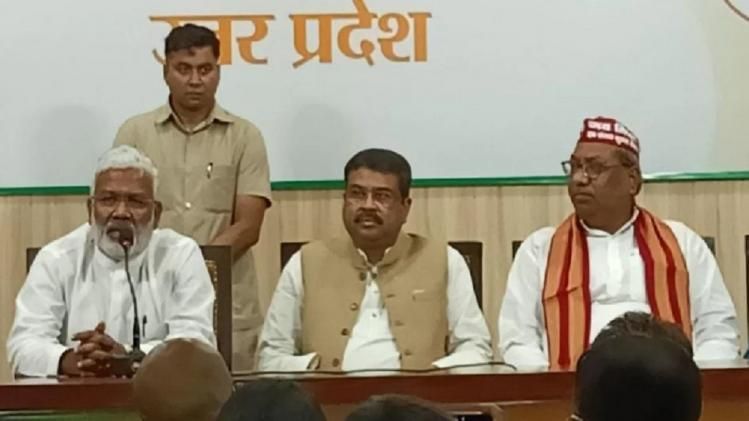 निषाद पार्टी और बीजेपी के गठबंधन का ऐलान.