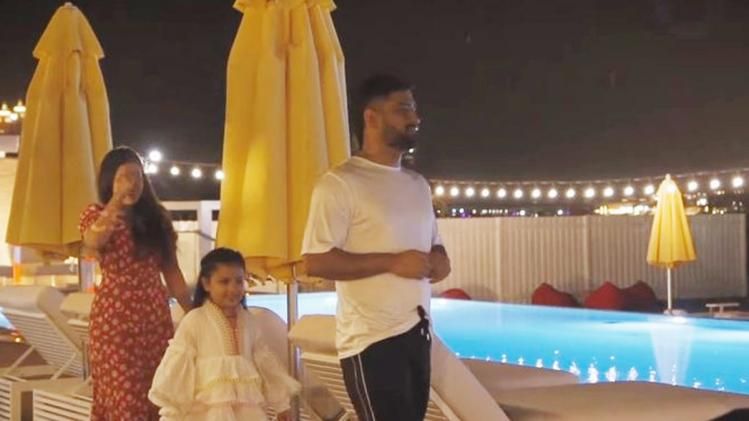 स्विमिंग-पूल किनारे धोनी बेटी जीवा के साथ मस्ती करते दिखे 