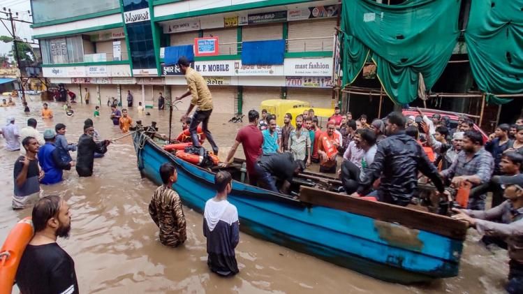 बाढ़ की त्रासदी से जूझ रहा है गुजरात का जामनगर (फोटो-PTI)