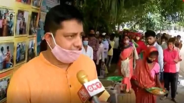 लखनऊ में लोगों को मुफ्त खाना बांटते हैं विशाल.