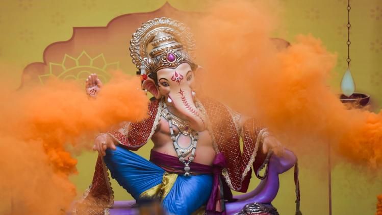 धूमधाम से मनाई जा रही है देशभर में गणेश चतुर्थी. (फोटो-PTI)