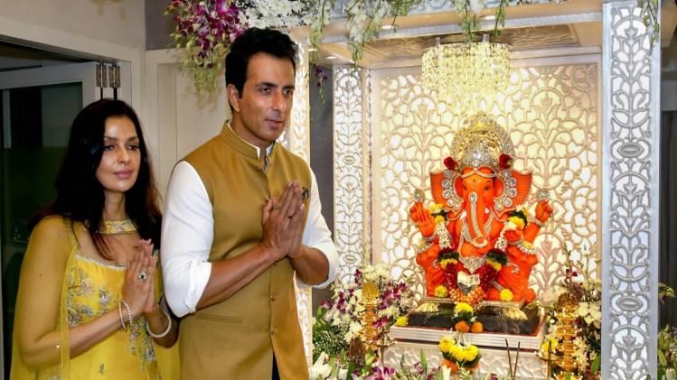 सोनू सूद ने घर पर किया गणपति बप्पा का स्वागत. (तस्वीर-PTI)