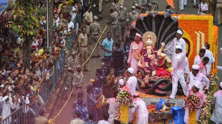 लालबाग के राजा की भी हुई विदाई (फोटो-PTI)