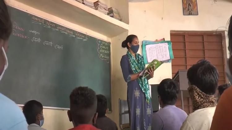 हिंदी लेखकों का गढ़ बनता जा रहा है गुजरात का यह स्कूल.