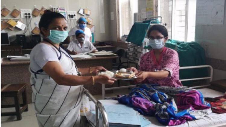 ससून अस्पताल में प्रसाद वितरण करते मंदिर प्रशासन के लोग.