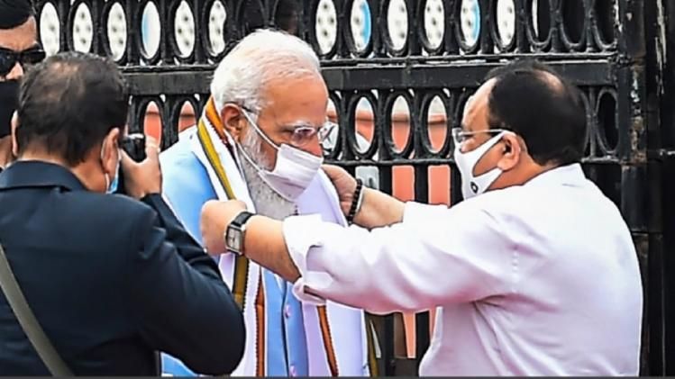 नरेंद्र मोदी का स्वागत करते जेपी नड्डा (फोटो-PTI)