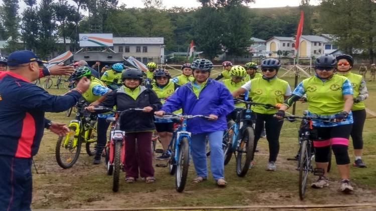 कश्मीर घाटी में सेना ने आयोजित की महिलाओं की साइकिल रैली.