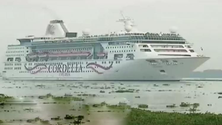 मुंबई से कोच्चि पहुंचा लग्जरी क्रूज