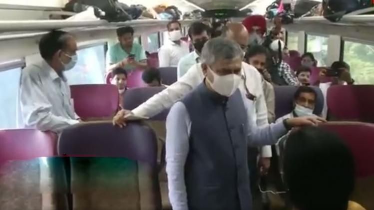 रेल मंत्री अश्विनी वैष्णव ने जम्मू से कटरा के बीच ट्रेन में किया सफर,