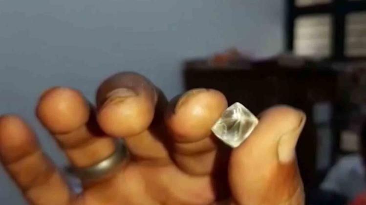 Madhya Pradesh Panna worker finds diamond worth 40 lakh during excavation