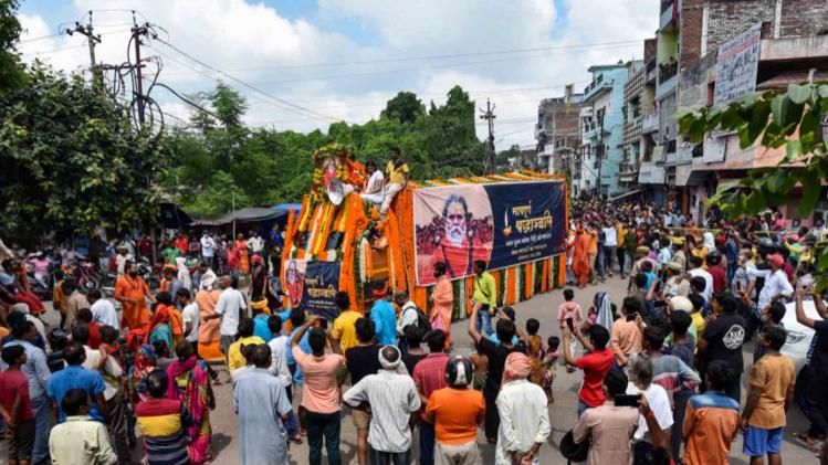 Mahant Narendra Giri placed in bhoo samadhi 