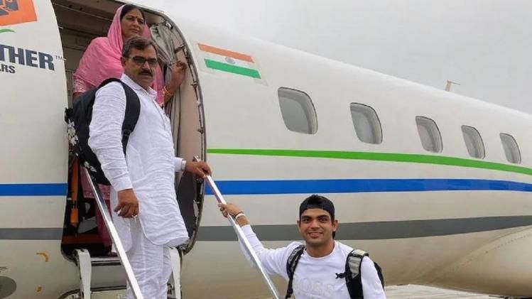 नीरज चोपड़ा अपने माता-पिता के साथ.