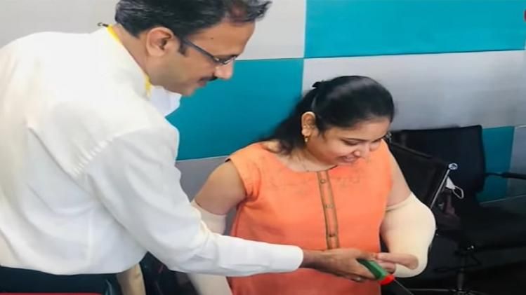 अंगदान के बाद युवती को मिला हाथ.