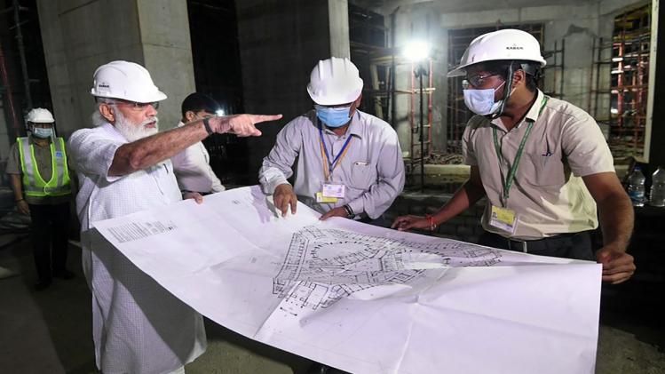 सेंट्रल विस्टा प्रोजेक्ट का जायजा लेते पीएम नरेंद्र मोदी (फोटो-PTI)