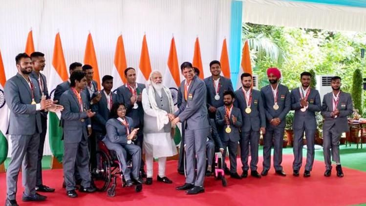 pm modi meets indian paralympic champions