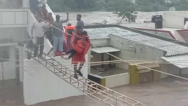 जामनगर में भारी बारिश के बाद आई बाढ़