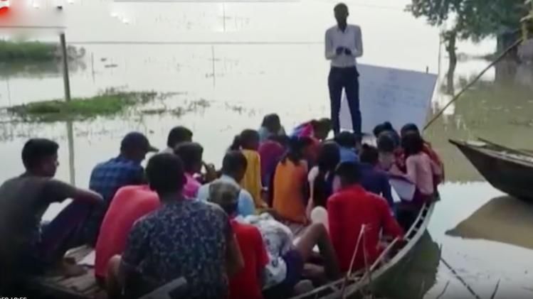 'नाव में चल रही है पाठशाला'