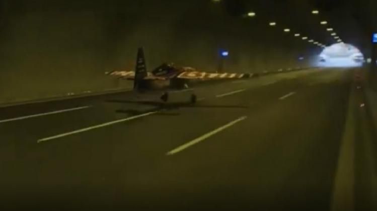 इटली के स्टंट पायलट, डारियो कोस्टा ने टनल में प्लेन उतारकर रचा इतिहास.