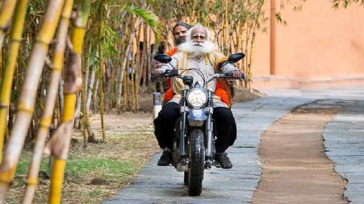 सदगुरु की बाइक पर सवारी करते बाबा रामदेव. (फाइल फोटो- ईशा फाउंडेशन)