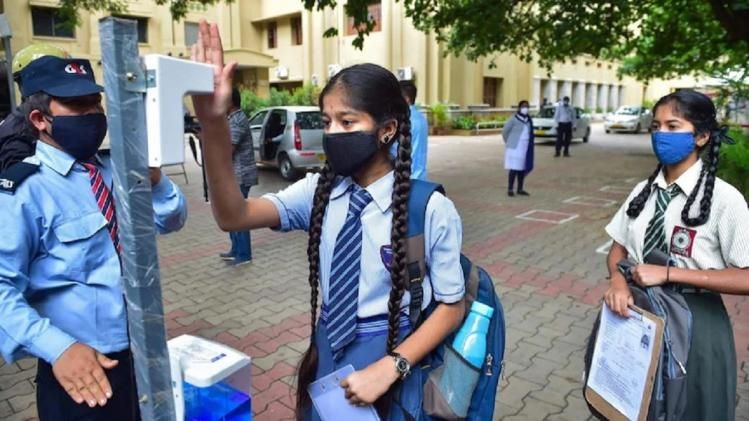 स्कूलों में फिर लौटने लगी रौनक (फोटो-PTI)