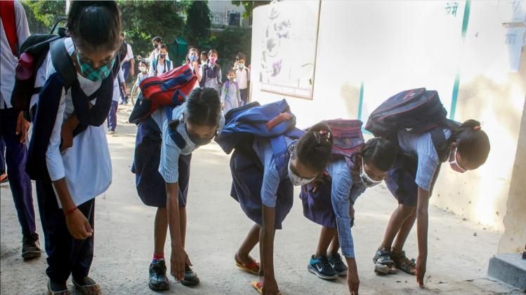 देश में एक बार फिर लौटी स्कूलों में रौनक. (फोटो-PTI)