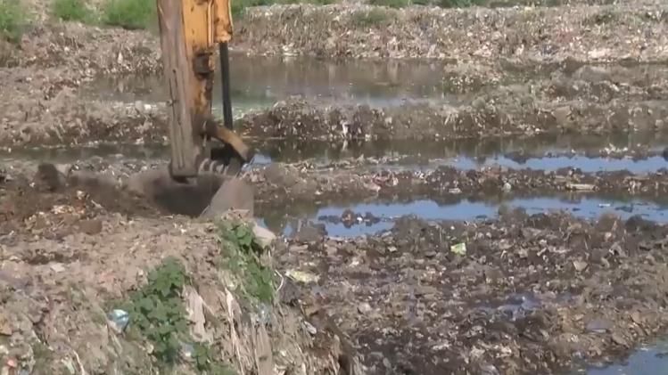 अयोध्या में सीता झील की हो रही है सफाई.