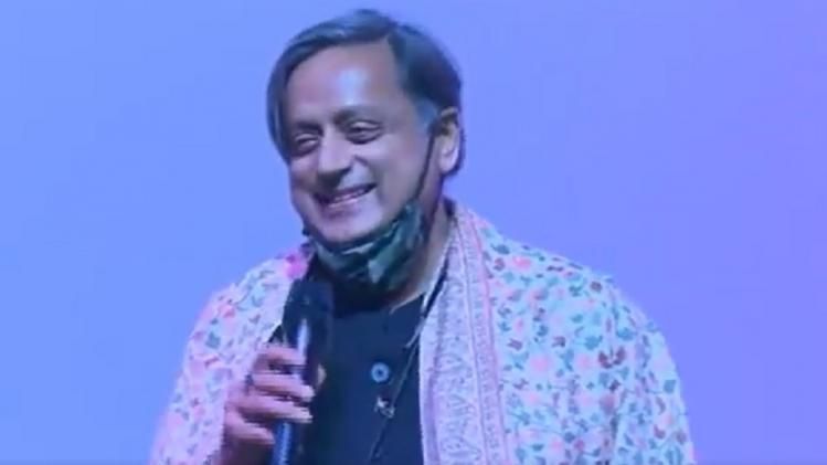 कांग्रेस नेता शशि थरूर, एक कार्यक्रम में गुनगुनाते हुए.