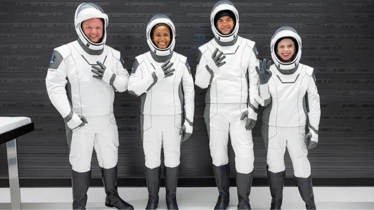 space x launches 4 amateurs