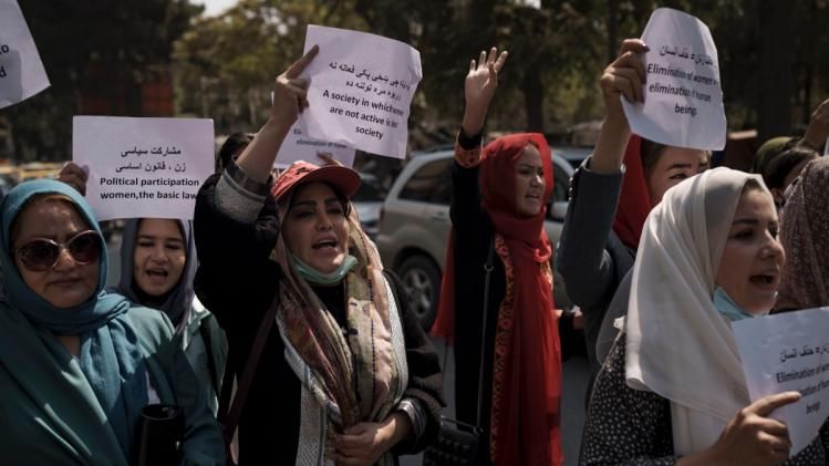 तालिबान के खिलाफ सड़क पर उतरीं अफगानिस्तान में महिलाएं. (फोटो-AP)