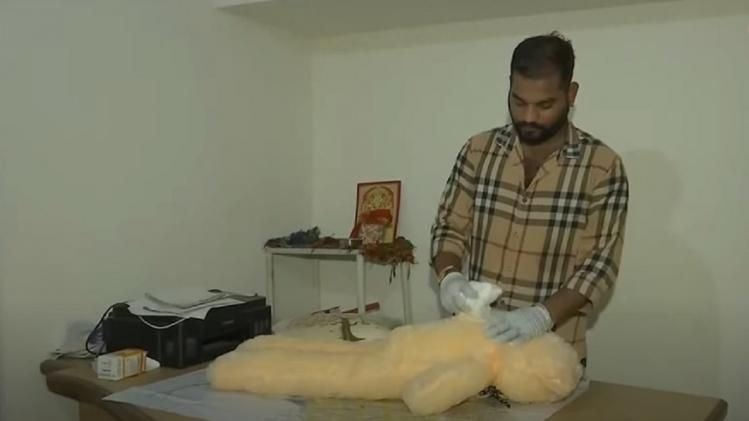 सिगरेट से खिलौनों का कारोबार करता है यह शख्स.