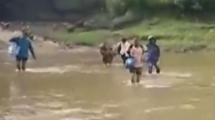 वैक्सीन लगाने के लिए हेल्थ वर्कर्स ने नदी पार 