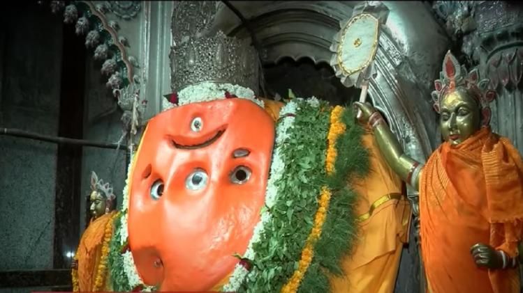 काशी में त्रिनेत्र स्वरूप में विराजते हैं भगवान भोलेनाथ.