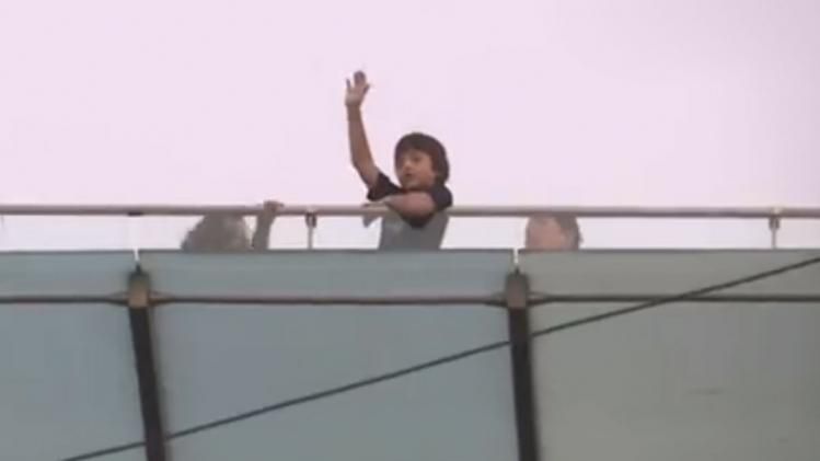 अबराम खान ने फैंस को यूं हाथ हिला कर किया धन्यवाद