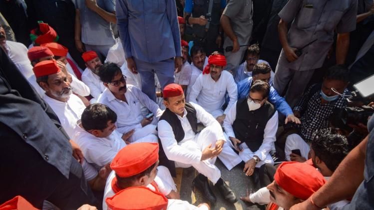 धरने पर बैठे सपा नेता अखिलेश यादव (फोटो-PTI)