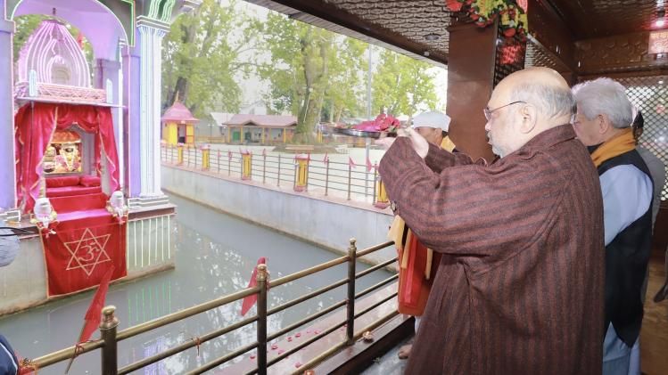 अमित शाह ने खीर भवानी मंदिर में किए दर्शन