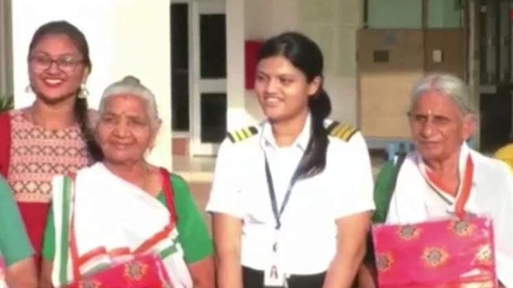 आरोही ने अकेले प्लेन उड़ाते हुए दो महासागरों को पार किया