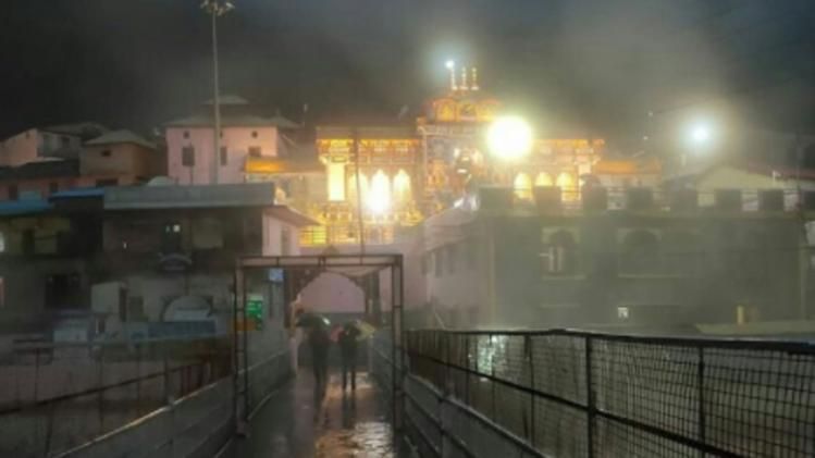  बदरीनाथ में सीजन की पहली बर्फबारी