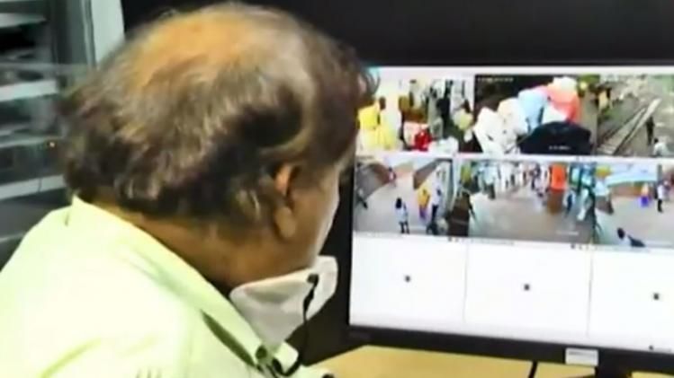 सूरत रेलवे स्टेशन के एंट्री गेट पर लगे चेहरा पहचानने वाले कैमरे